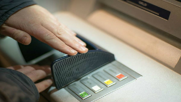 এটিএম কি প্যাডের ওপরে ক্যামেরা