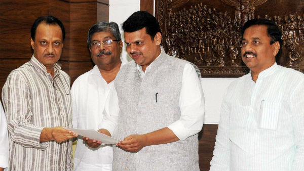 ফের মহারাষ্ট্রের রাজনীতিতে চোরাস্রোত? ফের মহারাষ্ট্রের রাজনীতিতে চোরাস্রোত?