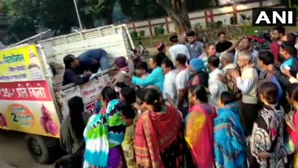 ভ্রাম্যমাণ গাড়ি থেকে পেঁয়াজ বিক্রি করা হয় ভ্রাম্যমাণ গাড়ি থেকে পেঁয়াজ বিক্রি করা হয়