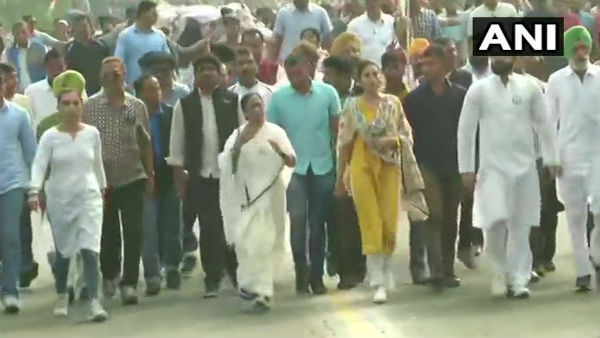  বুধবার হয় হাওড়া থেকে কলকাতা পদযাত্রা