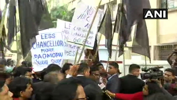 ‘মেরুদণ্ডহীন’ আচার্যকে বরখাস্তের দাবি পড়ুয়াদের ‘মেরুদণ্ডহীন’ আচার্যকে বরখাস্তের দাবি পড়ুয়াদের