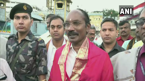 তিরুপতি দর্শনে ইসরো চেয়ারম্যান তিরুপতি দর্শনে ইসরো চেয়ারম্যান