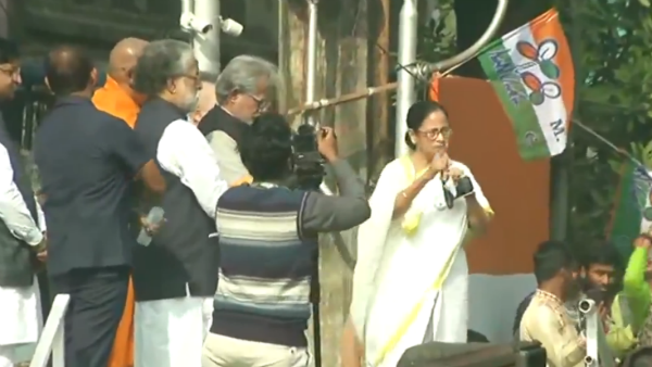 বিজেপির বিরুদ্ধে গর্জে উঠলেন মমতা বিজেপির বিরুদ্ধে গর্জে উঠলেন মমতা