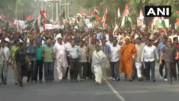 হাওড়া থেকে কলকাতা অভিমুখে মিছিল হাওড়া থেকে কলকাতা অভিমুখে মিছিল