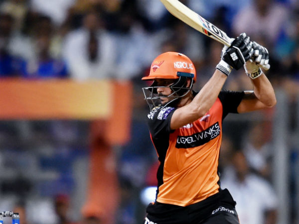 চারে মনীশ