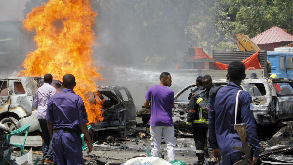সোমালিয়া হোটেলে জঙ্গিদের এলোপাথাড়ি গুলি, গাড়িবোমা বিস্ফোরণ, নিহত কমপক্ষে ৮ সোমালিয়া হোটেলে জঙ্গিদের এলোপাথাড়ি গুলি, গাড়িবোমা বিস্ফোরণ, নিহত কমপক্ষে ৮