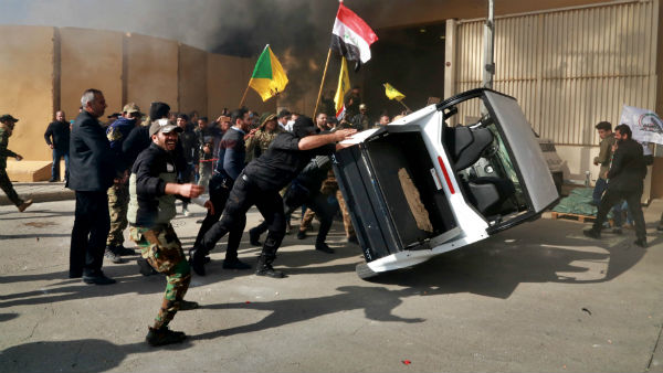 আমেরিকান দূতাবাস চত্বরে ঢুকে পড়ে ইরানের সমর্থকরা আমেরিকান দূতাবাস চত্বরে ঢুকে পড়ে ইরানের সমর্থকরা