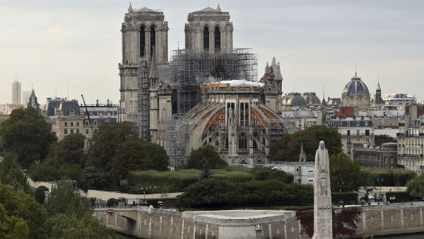 প্যারিসের নতর দাম গির্জায় আগুন প্যারিসের নতর দাম গির্জায় আগুন