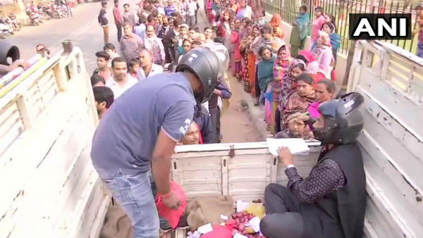 পেঁয়াজ কেনার ভিড় সামলাতে ব্যস্ত কর্মীরা পেঁয়াজ কেনার ভিড় সামলাতে ব্যস্ত কর্মীরা