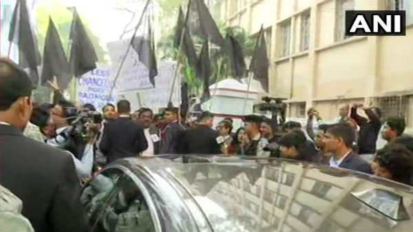 রাজ্যপালের পথ আটককারীদের চিহ্নিত করার প্রস্তাব রাজ্যপালের পথ আটককারীদের চিহ্নিত করার প্রস্তাব