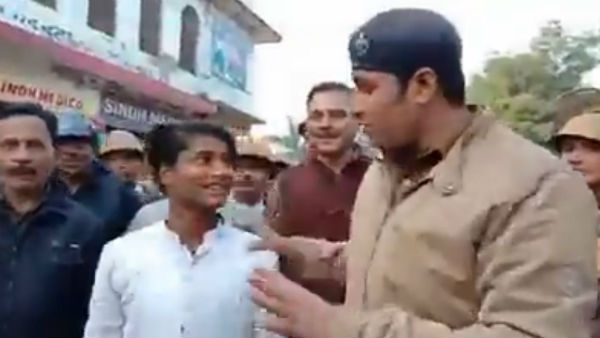 প্রতিবাদীকে ধরে বোঝালেন পুলিশ অফিসার 