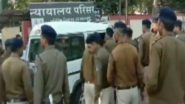 ২ রাজ্যে ধর্ষণে অভিযুক্তদের পেটালেন আইনজীবী ও স্থানীয়রা, দেখুন ভিডিও ২ রাজ্যে ধর্ষণে অভিযুক্তদের পেটালেন আইনজীবী ও স্থানীয়রা, দেখুন ভিডিও