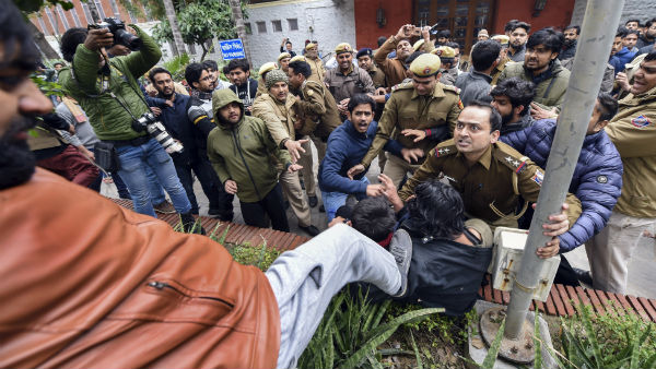 'পড়ুয়া বলেই কেউ আইনশৃঙ্খলা নিজের হাতে তুলে পারে না কেউ' 'পড়ুয়া বলেই কেউ আইনশৃঙ্খলা নিজের হাতে তুলে পারে না কেউ'