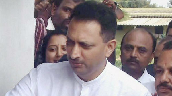 ৪০ হাজার কোটি রক্ষায় মুখ্যমন্ত্রী পদে শপথ