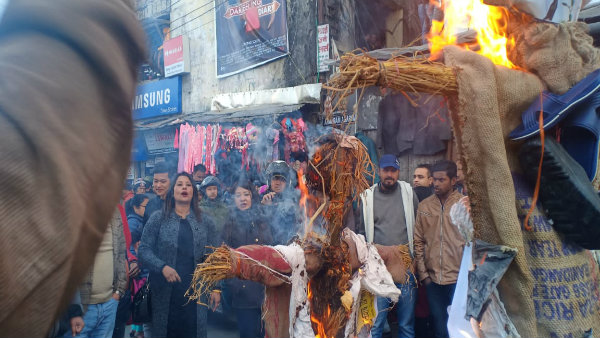 নাগরিকত্ব বিলের বিরুদ্ধে পাহাড়েও প্রতিবাদ, জ্বলল বিজেপি সাংসদ রাজু বিস্তের কুশপুত্তলিকা নাগরিকত্ব বিলের বিরুদ্ধে পাহাড়েও প্রতিবাদ, জ্বলল বিজেপি সাংসদ রাজু বিস্তের কুশপুত্তলিকা