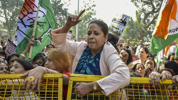 অমিত শাহের বাড়ির সামনে প্রতিবাদ করতে গিয়ে আটক প্রণব মুখোপাধ্যায়ের মেয়ে অমিত শাহের বাড়ির সামনে প্রতিবাদ করতে গিয়ে আটক প্রণব মুখোপাধ্যায়ের মেয়ে