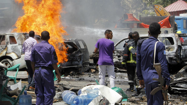 সোমালিয়ায় বিধ্বংসী গাড়ি বোমা বিস্ফোরণে মৃতের সংখ্যা বেড়ে দাঁড়ালো ৯০ সোমালিয়ায় বিধ্বংসী গাড়ি বোমা বিস্ফোরণে মৃতের সংখ্যা বেড়ে দাঁড়ালো ৯০