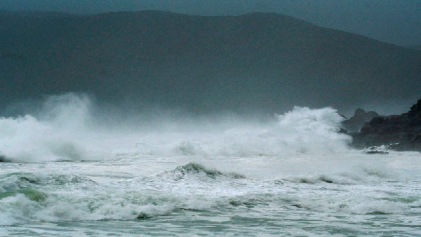 ঝড়ের ভয়ে ঘর ছেড়েছেন প্রায় ৭০ হাজার