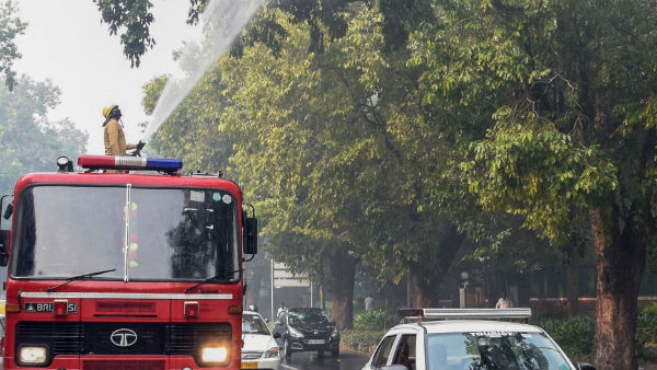 জল ছড়ানোর গাড়ির ব্যবহারে অনেকটাই নিয়ন্ত্রণে কলকাতার বায়ুদূষণ জল ছড়ানোর গাড়ির ব্যবহারে অনেকটাই নিয়ন্ত্রণে কলকাতার বায়ুদূষণ