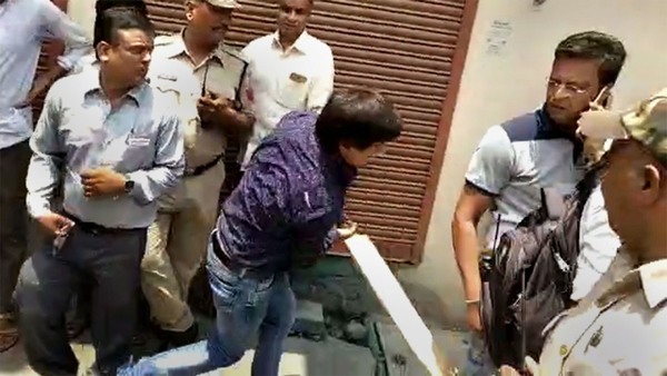 কৈলাসের ছেলে আকাশ হুমকি দিয়েছিলেন আধিকারিককে কৈলাসের ছেলে আকাশ হুমকি দিয়েছিলেন আধিকারিককে