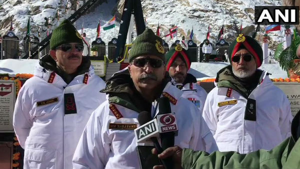 বৃহস্পতিবার সিয়াচেন সফরে যান জেনারেল মুকুন্দ নারভানে বৃহস্পতিবার সিয়াচেন সফরে যান জেনারেল মুকুন্দ নারভানে