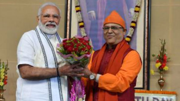 আত্মস্থনানন্দজিকে তাঁর জীবনের সাফল্যের কৃতিত্ব দিয়ে প্রধানমন্ত্রী