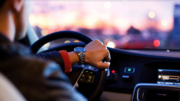 ফোনে কথা বললে পুলকার চালকদের লাইসেন্স বাতিল করবে রাজ্য পরিবহন দপ্তর ফোনে কথা বললে পুলকার চালকদের লাইসেন্স বাতিল করবে রাজ্য পরিবহন দপ্তর