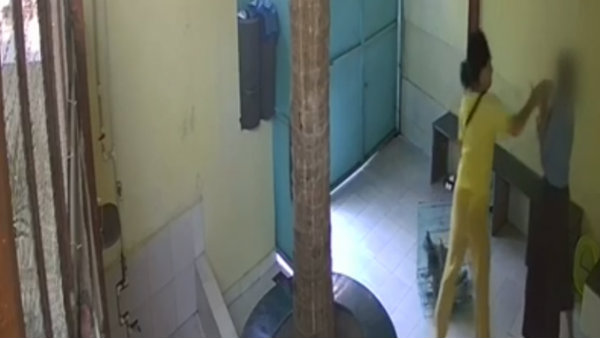 পোষ্য ক্লিনিকে কর্মীদের মারধর করে হিবা শাহ পোষ্য ক্লিনিকে কর্মীদের মারধর করে হিবা শাহ