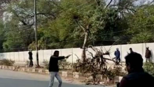  বন্দুক হাতে ব্যক্তিটি আসলে কে?
