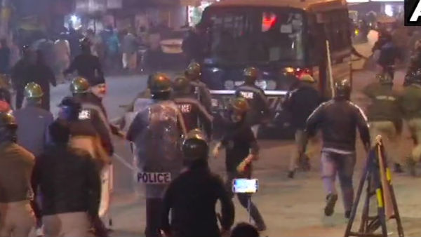 কলকাতায় মিছিলে পুলিশের লাঠিচার্জ