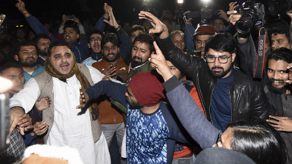 বিশ্ববিদ্যালয় চত্বরে রবিবার সন্ধ্যায় হামলা