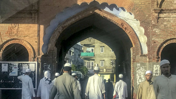 নমাজের জন্য সমবেত হওয়া বাধ্যমূলক নয়