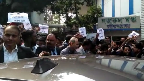 রাজ্যপালকে ঘিরে 'গোব্যাক' স্লোগান