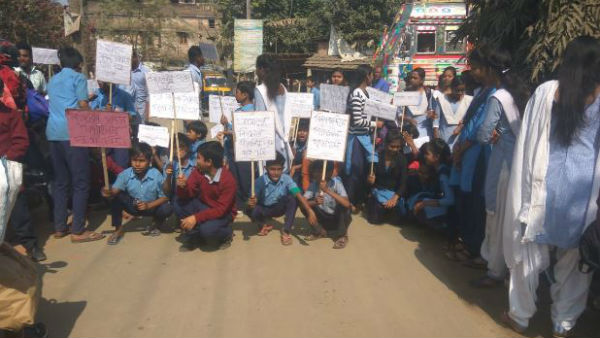 স্কুলে সরস্বতী পূজার দাবিতে পথ অবরোধ ছাত্র ছাত্রীদের স্কুলে সরস্বতী পূজার দাবিতে পথ অবরোধ ছাত্র ছাত্রীদের