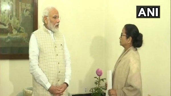 রাজ ভবন থেকে বেরিয়েই ধর্না মঞ্চে রাজ ভবন থেকে বেরিয়েই ধর্না মঞ্চে