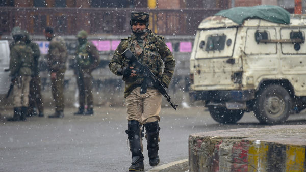 মুক্তি পেলেন চার কাশ্মীরি রাজনীতিবিদ মুক্তি পেলেন চার কাশ্মীরি রাজনীতিবিদ