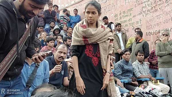 আন্দোলনকারীদের পাশে ঐশী