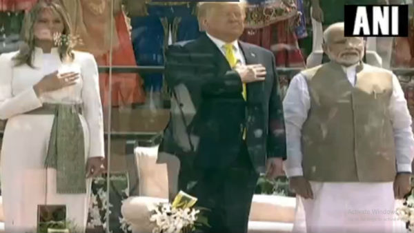 মোতেরা স্টেডিয়ামে ১ লক্ষ মানুষের জমায়েত মোতেরা স্টেডিয়ামে ১ লক্ষ মানুষের জমায়েত