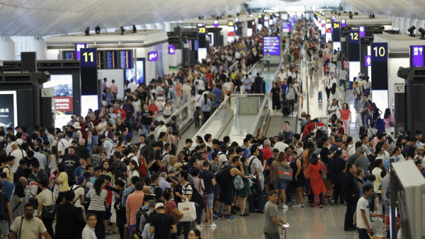 বিমানবন্দরের বাইরের চেহারা বদলায় নি বিমানবন্দরের বাইরের চেহারা বদলায় নি