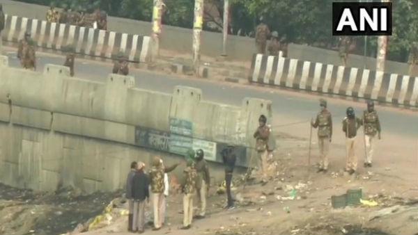 দিল্লিতে লোহার রড, লাঠি, ইট ব্যবহার করে পুলিশকে আক্রমণ দুষ্কৃতীদের