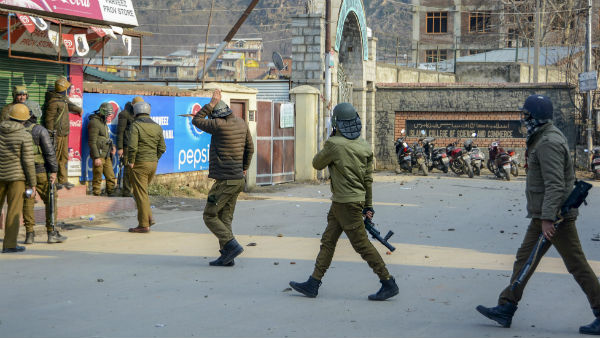 পুলিশকে লক্ষ্য করে গুলি চালোনার অভিযোগ