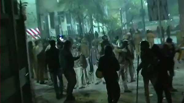 দুটি দলের কাজের তদারকির দায়িত্বে অতিরিক্ত পুলিশ কমিশনার বি কে সিং দুটি দলের কাজের তদারকির দায়িত্বে অতিরিক্ত পুলিশ কমিশনার বি কে সিং