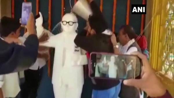 মূর্তিতে গঙ্গাজল দিয়ে প্রতিবাদ সিপিআই-আরজেডির মূর্তিতে গঙ্গাজল দিয়ে প্রতিবাদ সিপিআই-আরজেডির