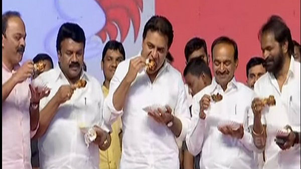 করোনা ভাইরাসের গুজব দূর করতে জনসমক্ষে মাংস খেলেন তেলাঙ্গানার মন্ত্রীরা করোনা ভাইরাসের গুজব দূর করতে জনসমক্ষে মাংস খেলেন তেলাঙ্গানার মন্ত্রীরা