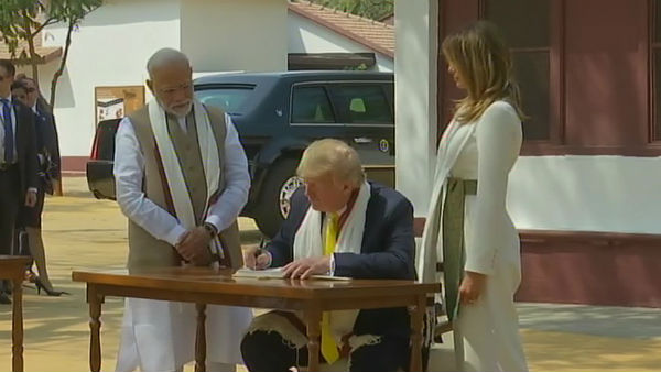 সবরমতীর ভিজিটর্স বুকে ট্রাম্পের নোট থেকে বাদ পড়েন গান্ধী