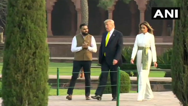 প্রথম দিনে মেলানিয়ার পোশাক