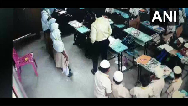 ২১ জানুয়ারি মঞ্চস্থ হয় নাটক