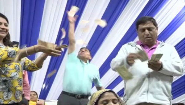 গুজরাতে ভজনের জলসায় মার্কিন ডলারের গুজরাতে ভজনের জলসায় মার্কিন ডলারের