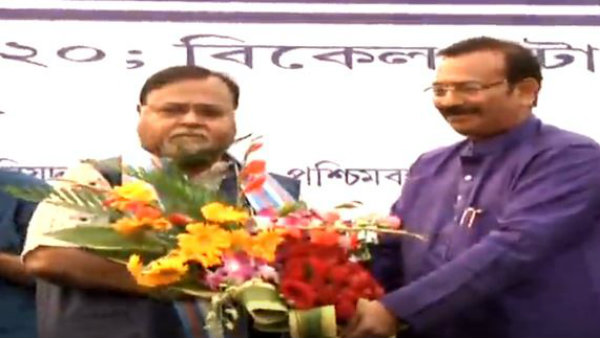 স্কুলের অনুষ্ঠানে পার্থ, অরূপ
