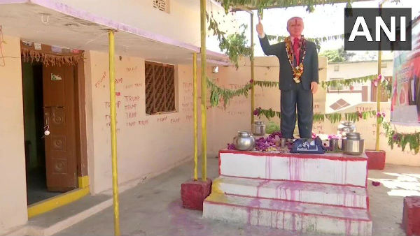 ট্রাম্পকে পুজো তেলঙ্গানার যুবকের ট্রাম্পকে পুজো তেলঙ্গানার যুবকের